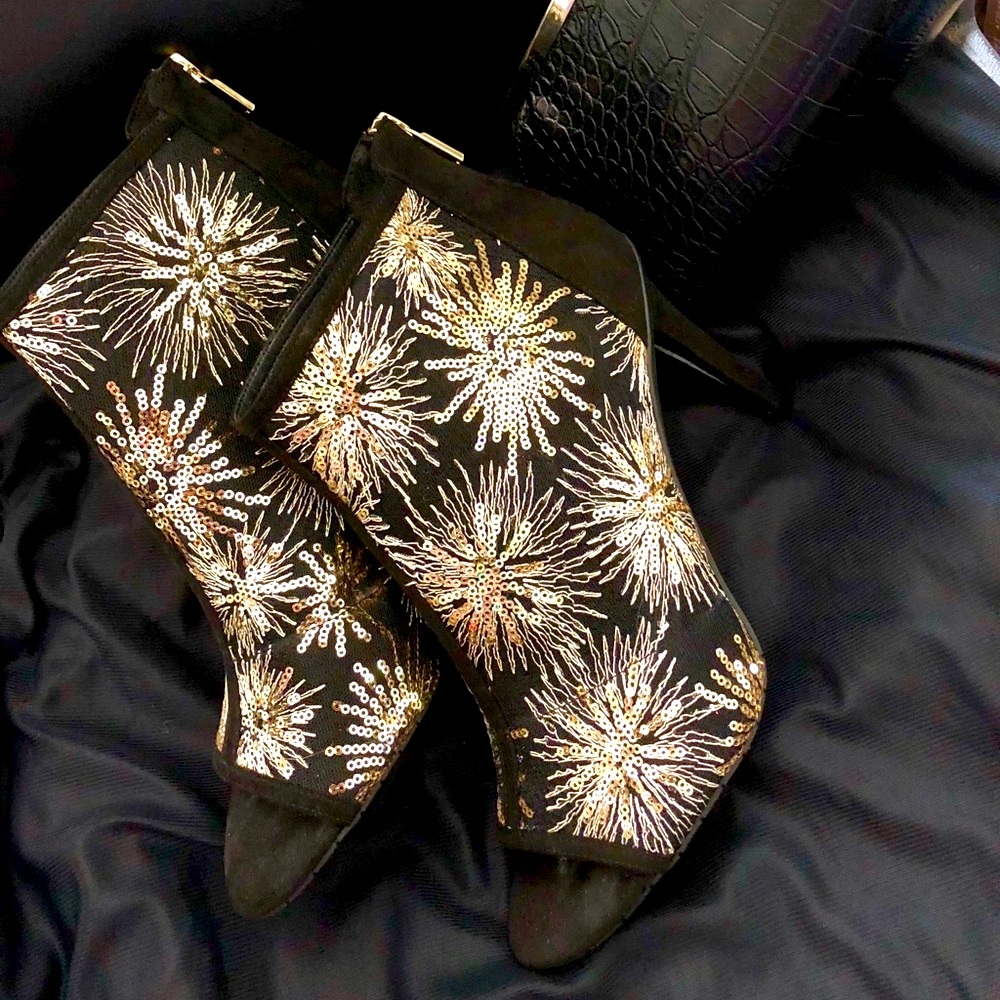 Walk the runway at night booties!❤️